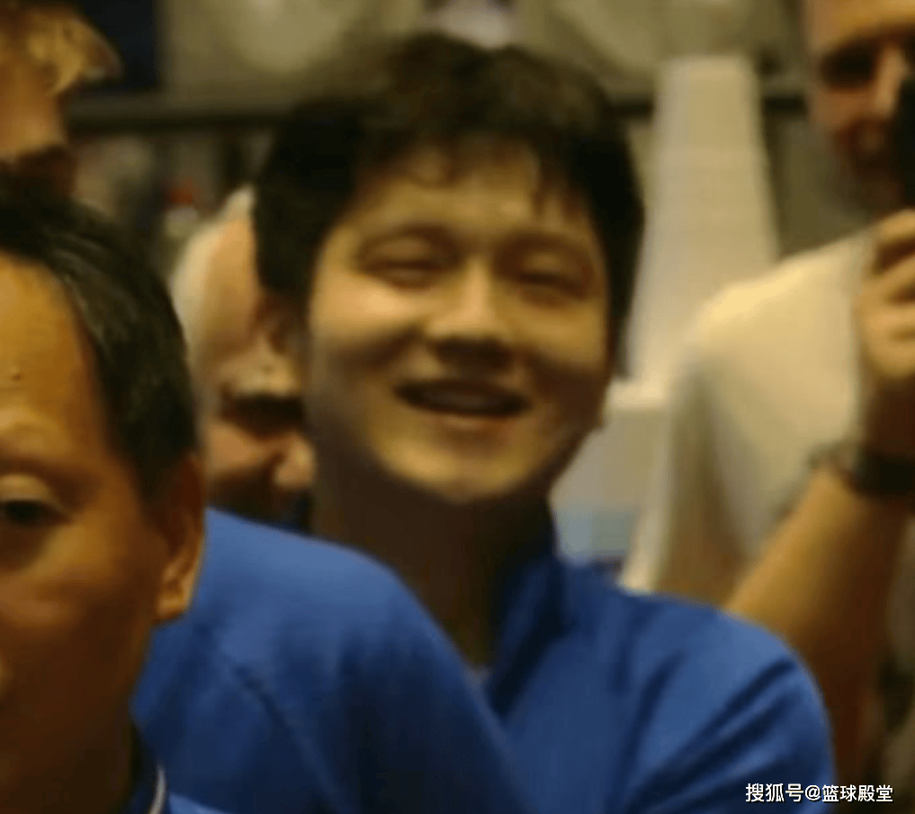 萨尔布吕肯欧冠夺冠！樊振东与全队庆祝，全程开心，捧杯展兴奋！